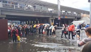 В Киеве реконструируют ливнестоки в районе станции метро 