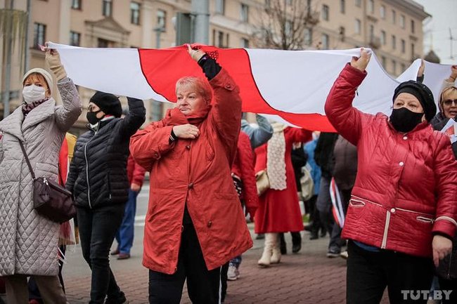 Многолюдный марш пенсионеров и медиков прошел в Минске 12