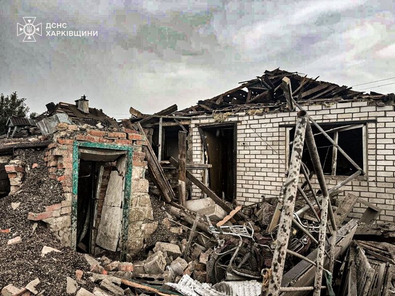 Зруйнована в Золочеві російським обстрілом будівля