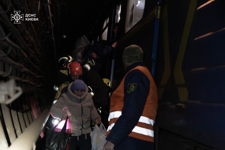 Остановка поездов в тоннелях киевского метро: пассажиров вывели спасатели