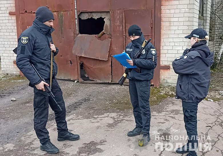 На Чернігівщині виявили покинутий росіянами склад боєприпасів - 65 запакованих ящиків та 210 мін калібру 120 мм 01