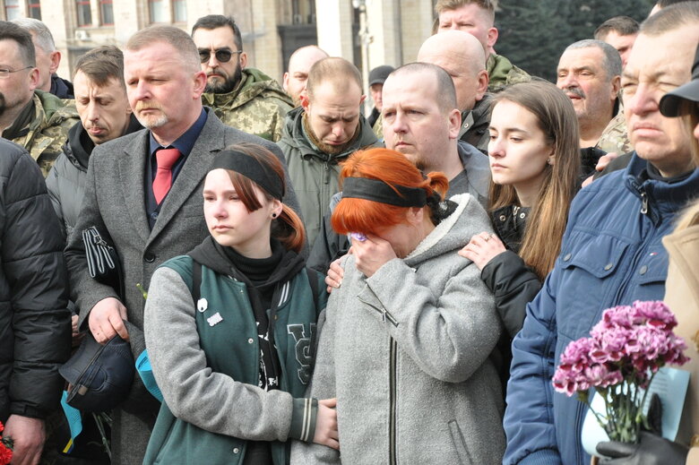 Із воїнами Олегом та Микитою Хомюками попрощалися у Києві: Батько та син загинули в бою проти окупантів під Бахмутом 23