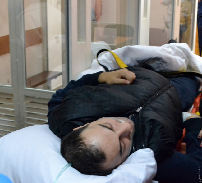 Суд заарештував усіх трьох підозрюваних у нападі на одеського активіста Михайлика без права виходу під заставу 04