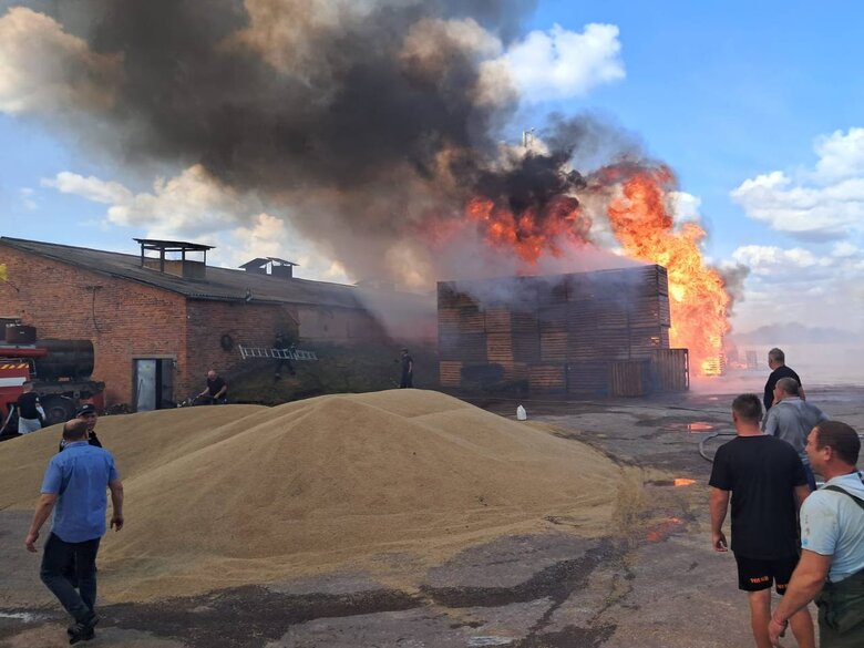 Russia attacked an agricultural warehouse in Chernihiv region