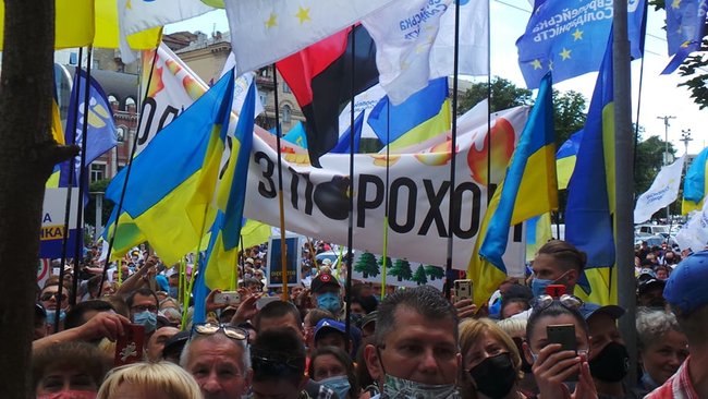 Після акції під ДБР багатотисячна хода попрямувала до Печерського суду на підтримку Порошенка і проти політичних репресій 23