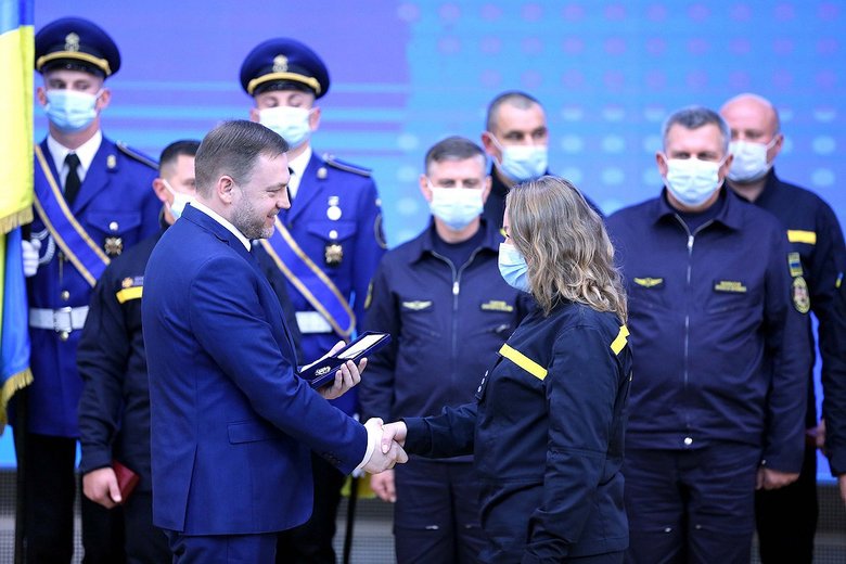 Монастирський нагородив працівників системи МВС 09