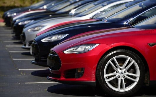 Власники елітних авто в Україні за рік збільшили сплату транспортного податку на 32%. Де платять найбільше?
