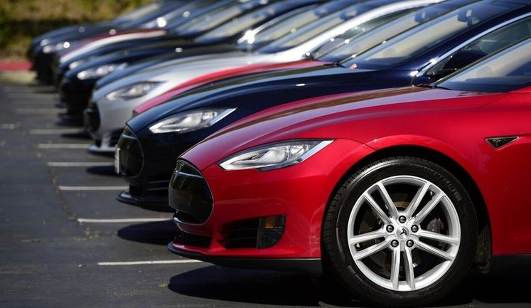 Українці купили рекордну кількість елітних авто під час війни. У чому причина?