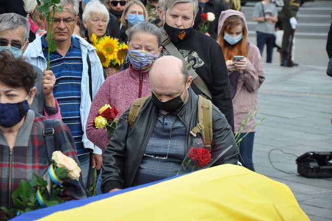 С погибшим Героем Украины Тарасом Матвиивым простились на Майдане Незалежности в Киеве 81