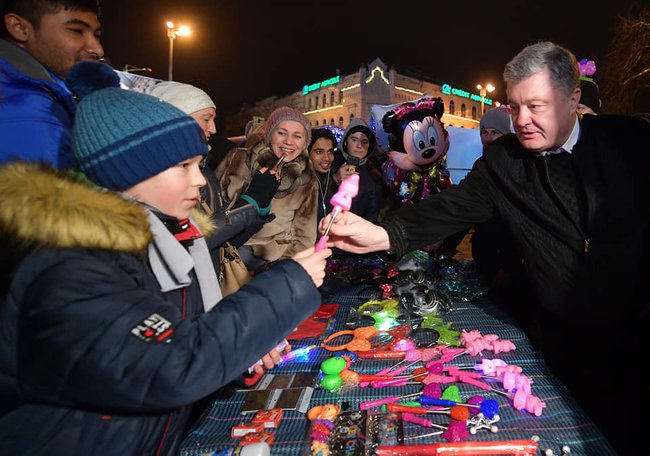 Порошенко побывал на Софийской площади за час до Нового года 02