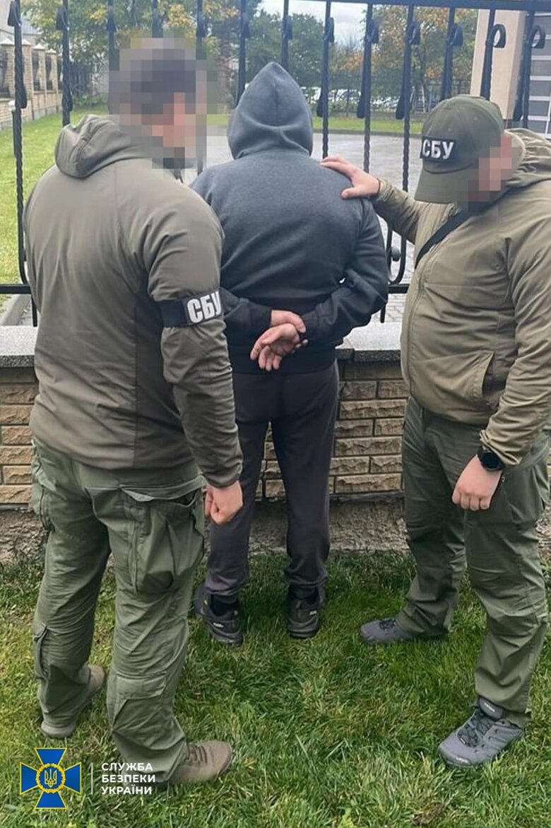 Депутат ОПЗЖ та керівник філії столичного банку організували канали нелегального виїзду за кордон, - СБУ 06