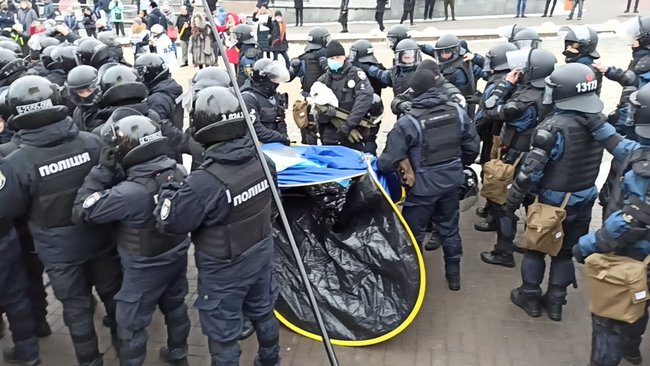 ФОПы попытались установить палатки на Майдане Незалежности: между митингующими и правоохранителями произошли стычки 55