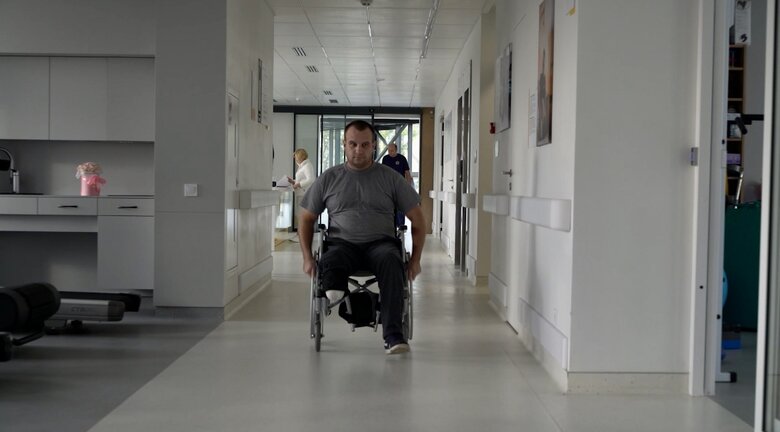 Сергій Дикун, який втратив ногу на війні: Думаю, я в армії ще пригоджусь. Ампутація в мене ще не дуже велика - одна нога...Десь пригоджусь в армії 03