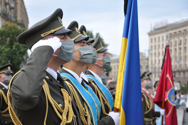 С погибшим Героем Украины Тарасом Матвиивым простились на Майдане Незалежности в Киеве 43