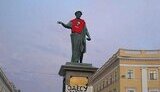 В Одессе Дюка одели в футболку с изображением Бандеры. ФОТО.