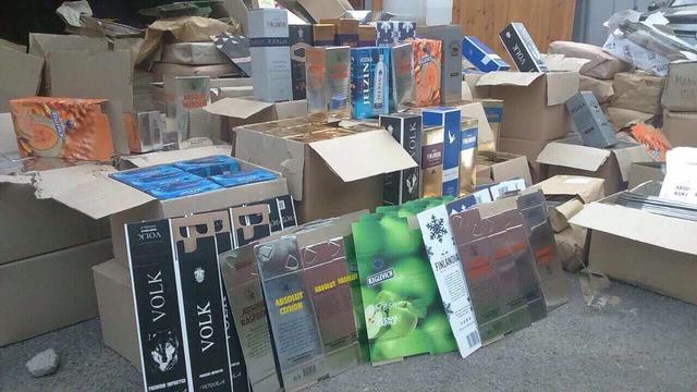 Налоговики с прокуратурой в Киеве ликвидировали цех по производству фальсифицированного алкоголя 02