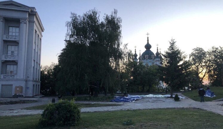 У Києві знесли "храм-МАФ" УПЦ МП, який був незаконно збудований біля Десятинної церкви. ФОТОрепортаж