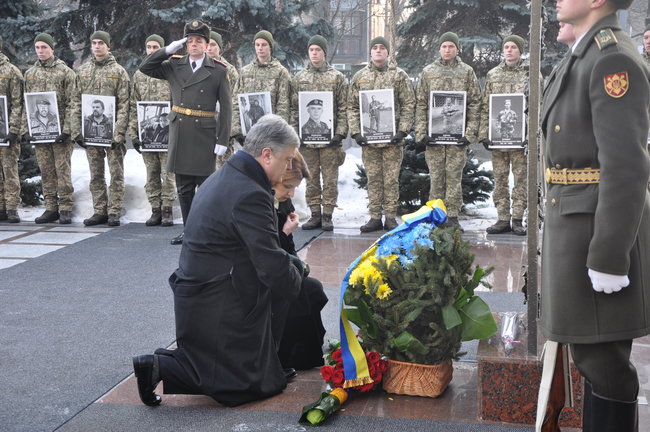Порошенко: На вышке ДАПа будет развиваться украинский флаг, который киборги поднимали под пулями и снарядами 17