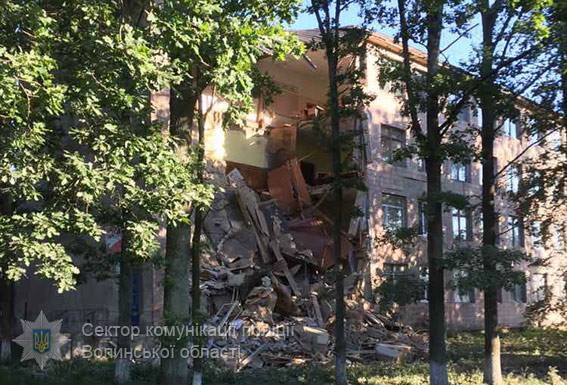 У коледжі на Волині обвалилася стіна 02