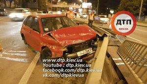 П'яний водій у Києві зніс 30 метрів відбійника, затіяв бійку і намагався втекти від патрульних. ФОТОрепортаж+ВІДЕО