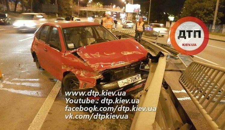 П'яний водій у Києві зніс 30 метрів відбійника, затіяв бійку і намагався втекти від патрульних. ФОТОрепортаж+ВІДЕО