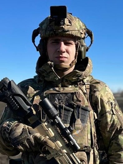 Як вижив та переміг 21-річний Хижак: Стріляю з усіх видів піхотної зброї, включно з 12,7 мм ДШК. Тактичні навички прокачую у грі PUBG, у мене високий рейтинг у клані NO MERCY 01