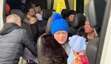 Эвакуированные из Ворзеля начали прибывать в Белогородку, среди них воспитанники детского дома, - председатель ОВА Кулеба. ФОТОрепортаж