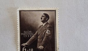 Более 14 тыс. марок с Гитлером и нацистской символикой пытались ввезти в Украину, - таможня. ВИДЕО+ФОТО