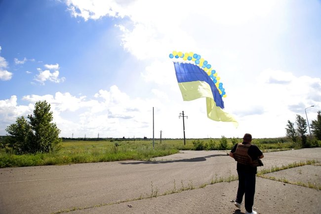 Бійці 72-ї ОМБр запустили в бік окупованого Донецька величезний прапор України 08