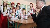 Якщо в Маріуполі не проводити футбольних матчів, хто повірить, що ми за мир і що ми робимо все для безпеки? - Порошенко. ФОТОрепортаж