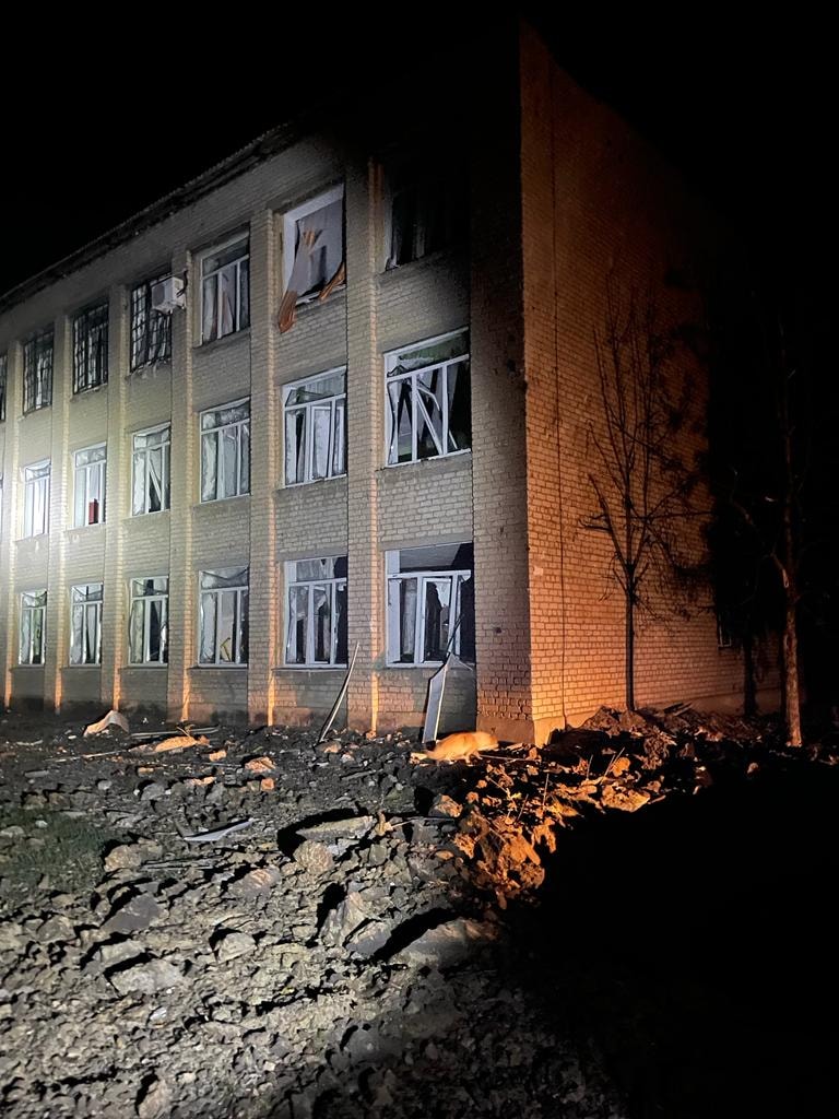 Окупанти двічі обстріляли Костянтинівку на Донеччині. Знищено підїзд у багатоповерхівці, - ОВА 01