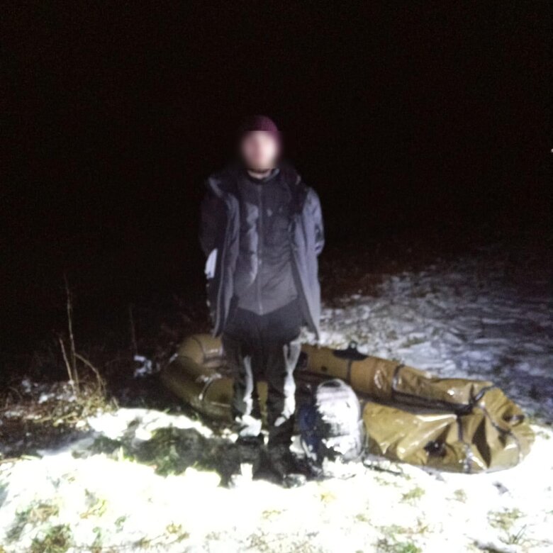 Прикордонники зупинили двох підлітків, які вели чоловіка до кордону