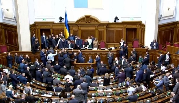 Трибуну ВР заблокували нардепи від "Батьківщини" та ОПЗЖ. ВIДЕО