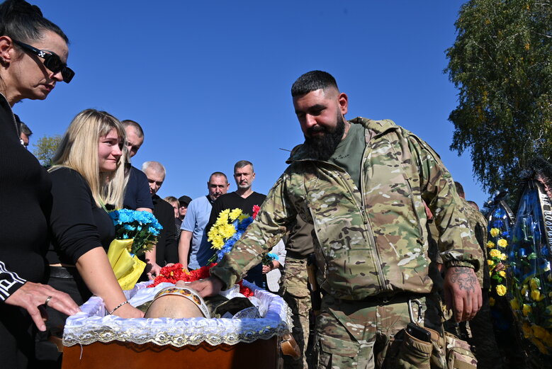 Із загиблим воїном штурмової роти 59-ї бригади Володимиром Іщенком попрощалися у Києві 17