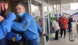 В супермаркете Николаева покупатель без маски распылил балончик в охранников, которые пытались его задержать. ВИДЕО