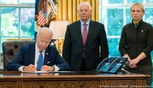 Чому конгресвумен США Вікторія Спартц вимагає відставки "людини з сумнівною репутацією" Андрія Єрмака і які звинувачення вона висуває?
