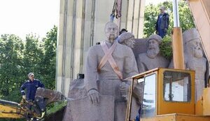 Начат демонтаж монумента в честь Переяславской рады под аркой "Свободы украинского народа" в Киеве. ФОТОРЕПОРТАЖ