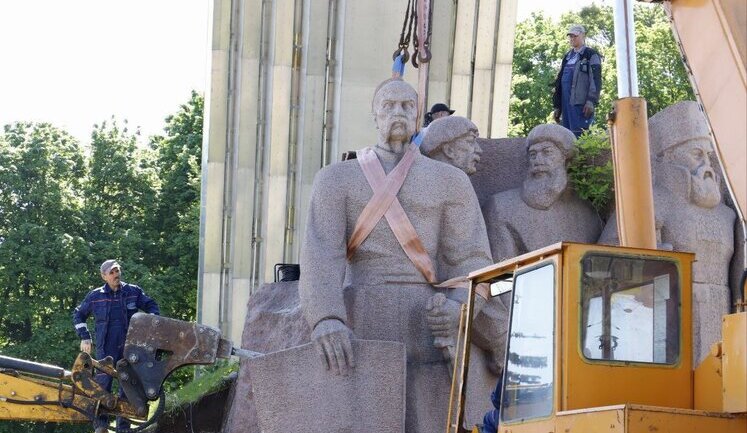 Начат демонтаж монумента в честь Переяславской рады под аркой "Свободы украинского народа" в Киеве. ФОТОРЕПОРТАЖ
