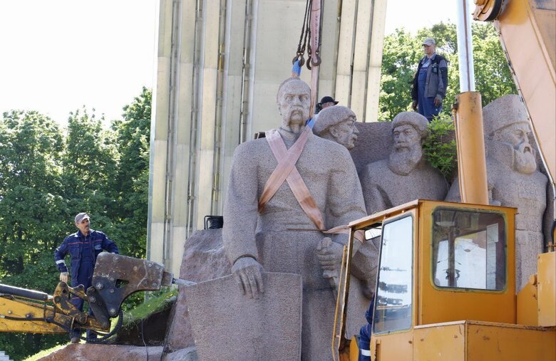 Демонтаж композиції на честь Переяславської ради у Києві