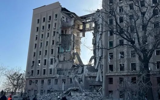 Молодик вистрибнув з даху зруйнованої будівлі Миколаївської ОДА: поліція розслідує самогубство