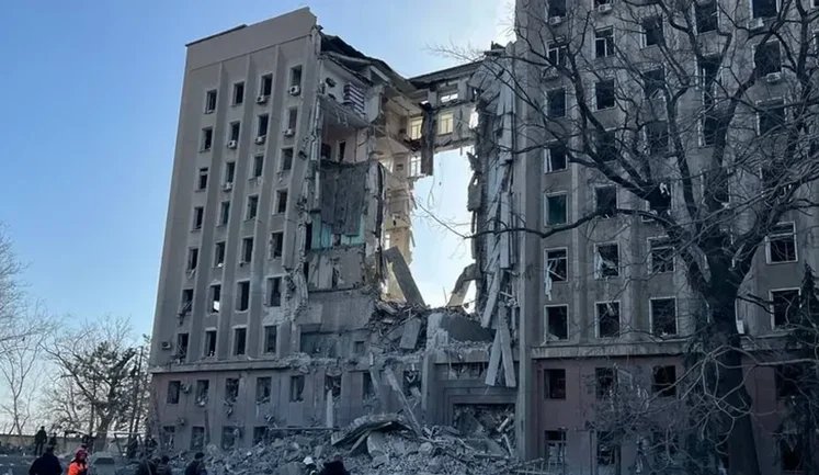 Парень прыгнул с крыши разрушенного здания Николаевской ОГА: полиция расследует самоубийство