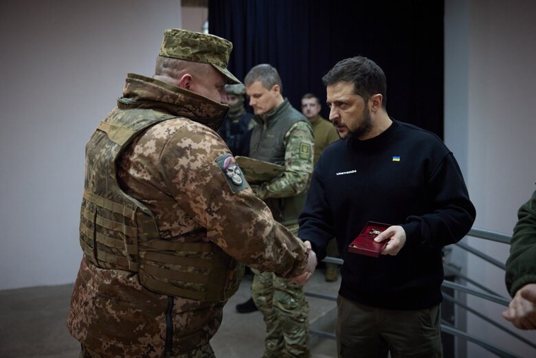 Зеленский на Харьковщине вручил награды военным 06