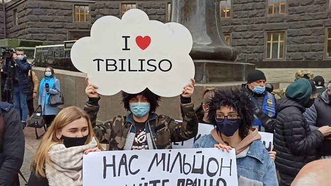 Ні локдауну! - підприємці масово протестують у центрі Києва, перекрито вулицю Грушевського та Петрівську алею 01 Ні локдауну! - підприємці масово протестують у центрі Києва, перекрито вулицю Грушевського та Петрівську алею 01