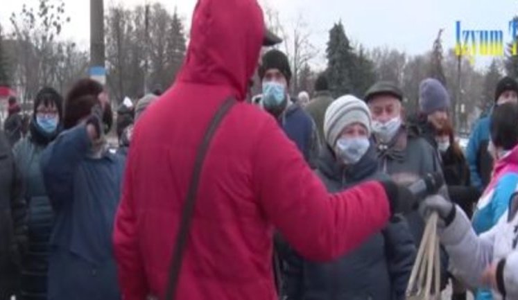 "Будем вакцинироваться российской вакциной. Мы американской не верим! Гадость нам какую-то уколят", - в Изюме экс-коммунист Фомичевский пропагандирует "Спутник V" на "тарифном" митинге. ВИДЕО