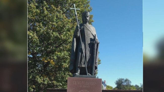 Вандалы обезглавили памятник князю Владимиру, установленный возле украинской церкви в канадском Виннипеге 04