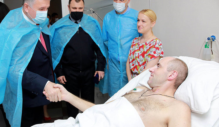 Аваков нагородив пораненого захисника Леоніда Овдіюка, який підірвався на ворожій міні в районі проведення ООС. ВІДЕО+ФОТОрепортаж
