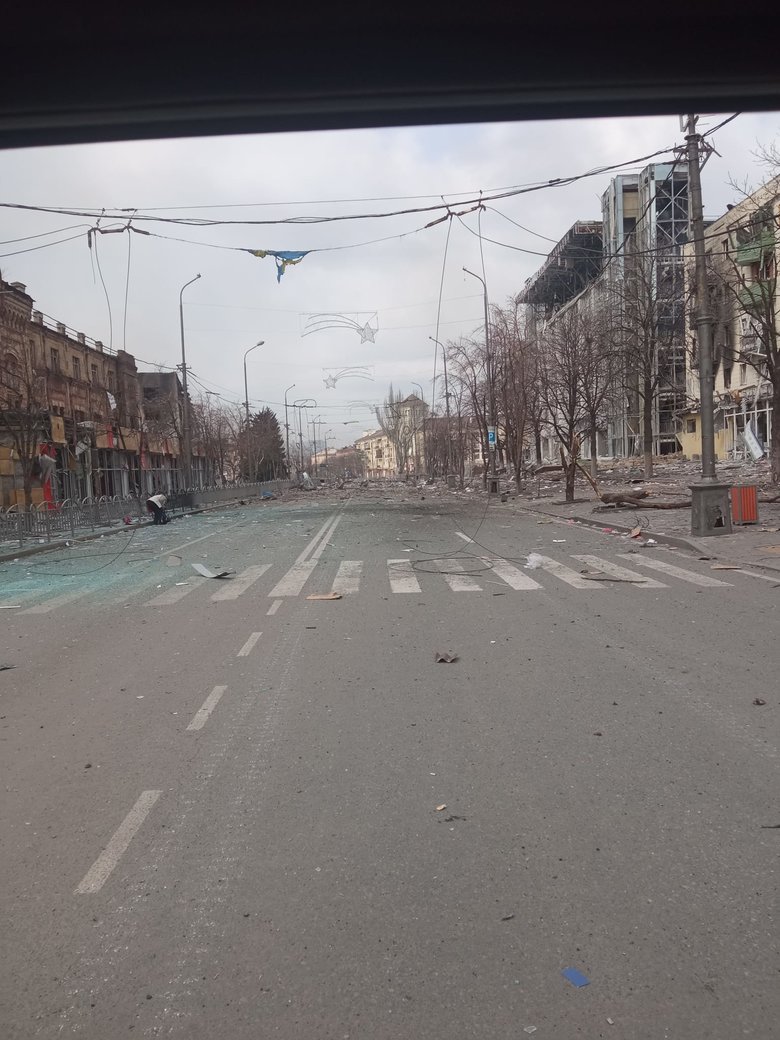 Наслідки обстрілів центру Маріуполя військами РФ 01