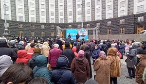 "Втрачений день, втрачена пам'ятка": активісти пікетують Кабмін з вимогою врятувати Гостиний двір від рейдерів і руйнування. ВІДЕО+ФОТОрепортаж