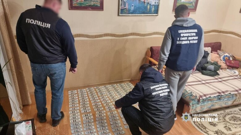 посадовці допомагали ухилянтам виїхати за кордон
