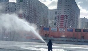 У Києві заливали водою золовідвал ТЕЦ-4: район Позняки знову засипало отруйної пилом. ФОТОрепортаж